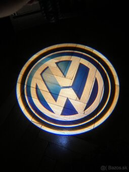 Svetlá s logom projektory do dverí do auta