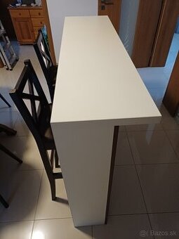 Barove stolicky s barovym pultom