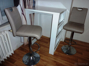barové stoličky a stôl