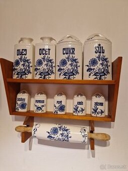 Cibuľové nádobky na koreniny a na olej, ocot, cukor a soľ