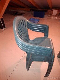 Plastový stôl a stoličky