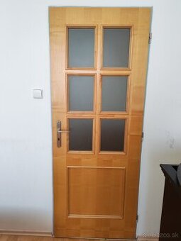 Drevené dvere.