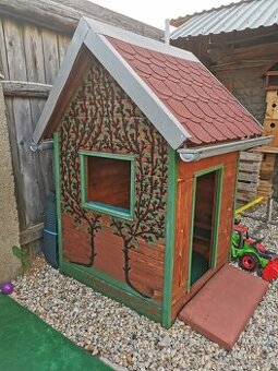 Drevený detský domček