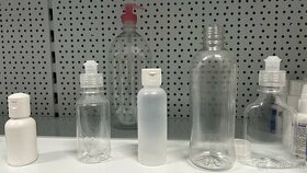 Plastove fľašky rôzne veľkosti.