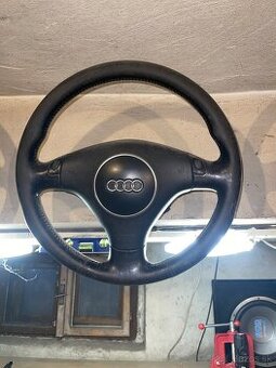 Trojramenný volant Audi s radením na volante