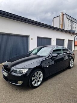 BMW e92 320i coupe manuál