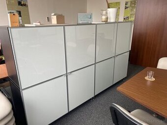 Kancelarske skrinky, stoly a stolicky