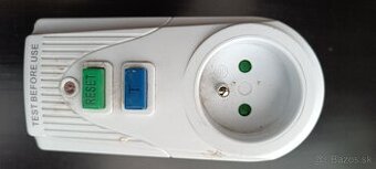 Zásuvkový adaptér Tracon TFGA-1F s prúdovým chráničom