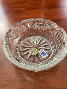 Predám popolník z brúseného skla