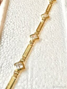 krásny dámsky zlatý náramok s kamienkami