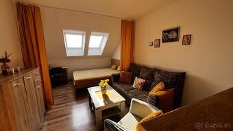 Priestranný 1-izbový byt v centre Serede na prenájom