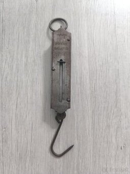 Stará závesná váha.