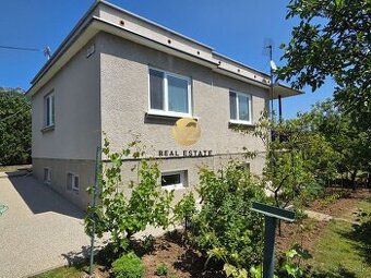 Na PREDAJ RD Zobor s krásnym pozemkom 941m2
