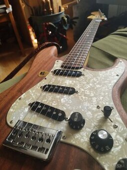Mahagónovy custom stratocaster