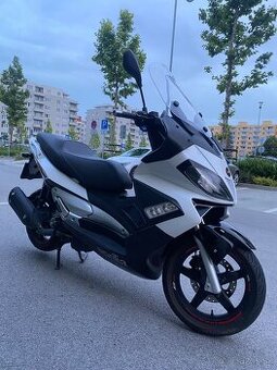 aprilia sr 300