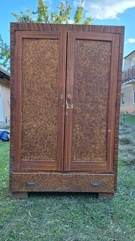 Dobová skriňa
