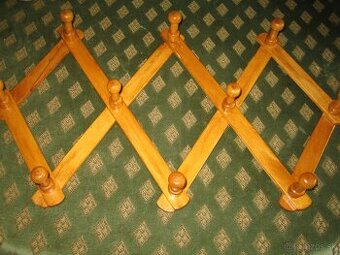 drevený retro vešiak