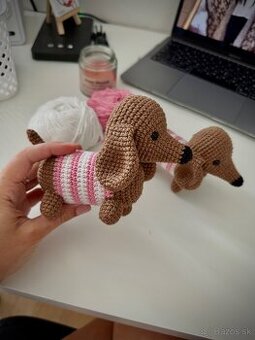 Ručne háčkovaná hračka – jazvečík 🐶