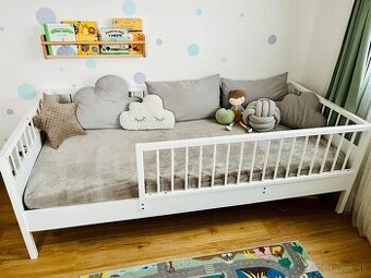 Detska postel so zábranou