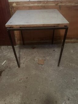 Kovový stolík s umakartovou doskou