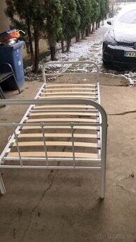 Kovová biela posteľ