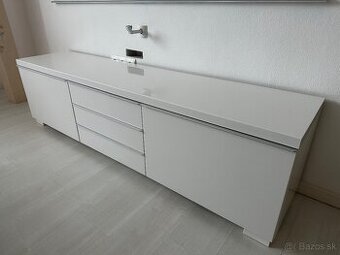 Biele skrinky + nočné stolíky