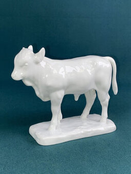 Porcelánová socha mladého býka - Taurus