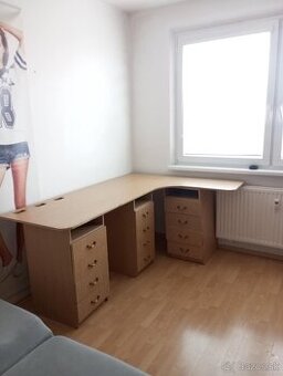 Obývacia stena, posteľ, stolík