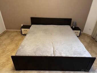 Manželská posteľ s nočnými stolíkmi