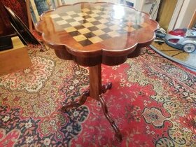šachový stolík