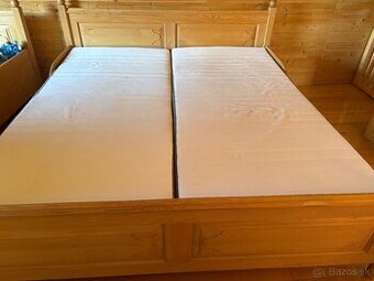 Drevena manzelska postel + 2 nocne stoliky