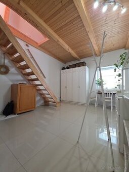 NA PREDAJ ZAUJÍMAVÝ MEZONET S PARKOVANÍM BRATISLAVA III