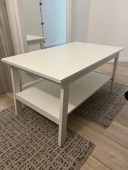 Masívny konferenčný stolík biely