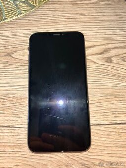 Preda iPhone XS  kapacitou 64 GB v ciernej fabe.