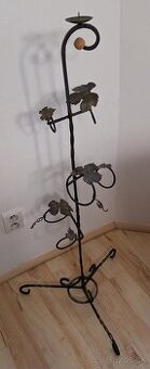 Kovaný stojan na víno