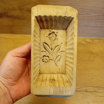 stará drevená forma na maslo.