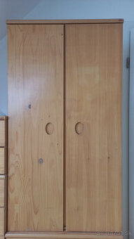 Masívna skriňa do detskej izby