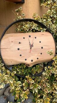 Ručne vyrobené drevené nástenné hodiny