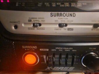 X-BAS prenosné rádio Sharp SURROUND sieť 12v 230v Batérie