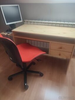 písací stôl s otočnou stoličkou