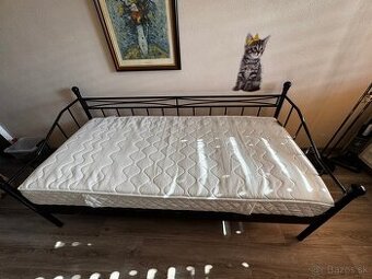 Čierna jednolôžková kovová posteľ