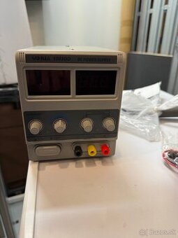 Laboratórny zdroj napätia