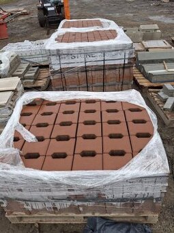 Zámková dlažba červená Háčko 32,8m2 + pólky 2m2