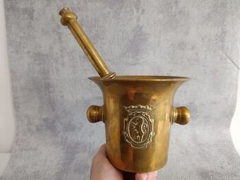 Starý mosazný mažiar s tloukem a erbem do sbierky