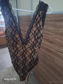 Dámske čipkované elegantné body na predaj