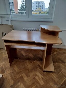 Pisaci pocitacovy stol