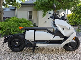 Elektricky skuter BMW CE04  top stav