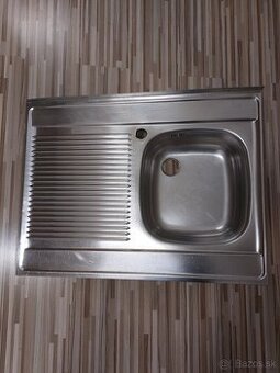 Nerezový kuchynský drez