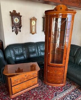 Rohová prosklená vitrína s komodou z masivu,6143