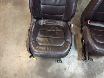 Predám sedačku VW Passat B7 ,hnedá koža s výhrevom